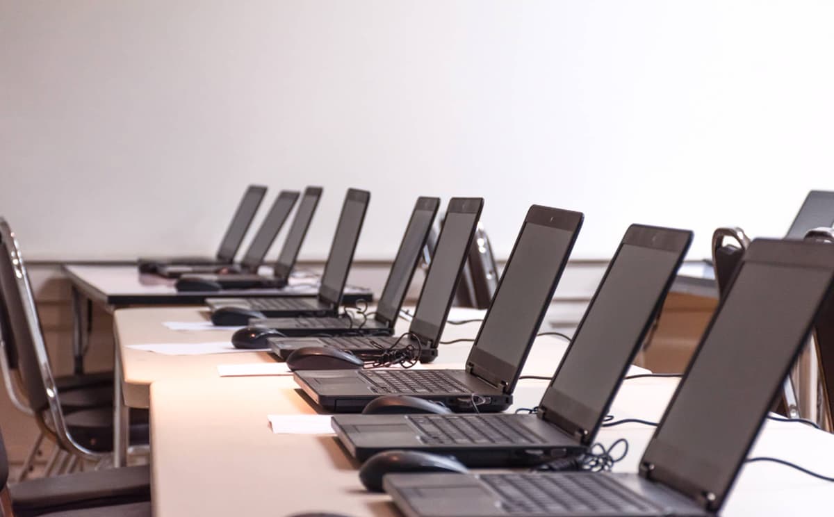 Equipos tecnológicos como laptop, proyector y Wi-Fi