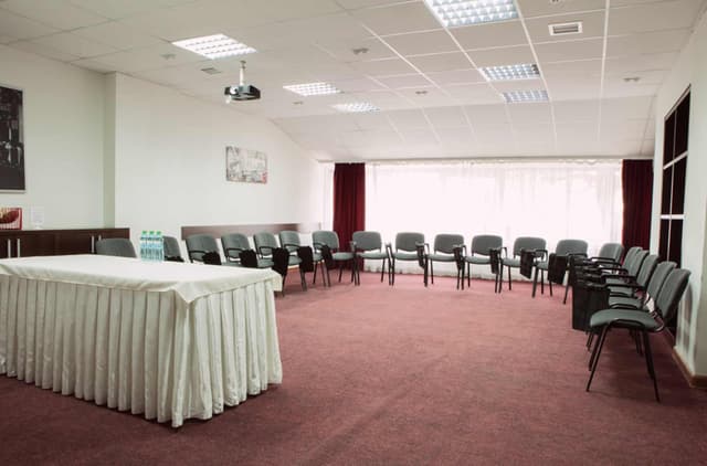 Sala de eventos con sillas y alfombra roja