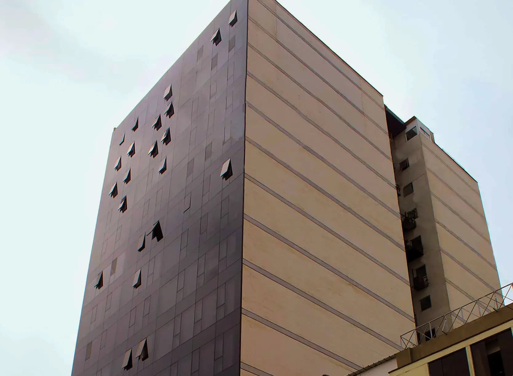 Ambiente profesional de oficina con aulas modernas y espacios colaborativos