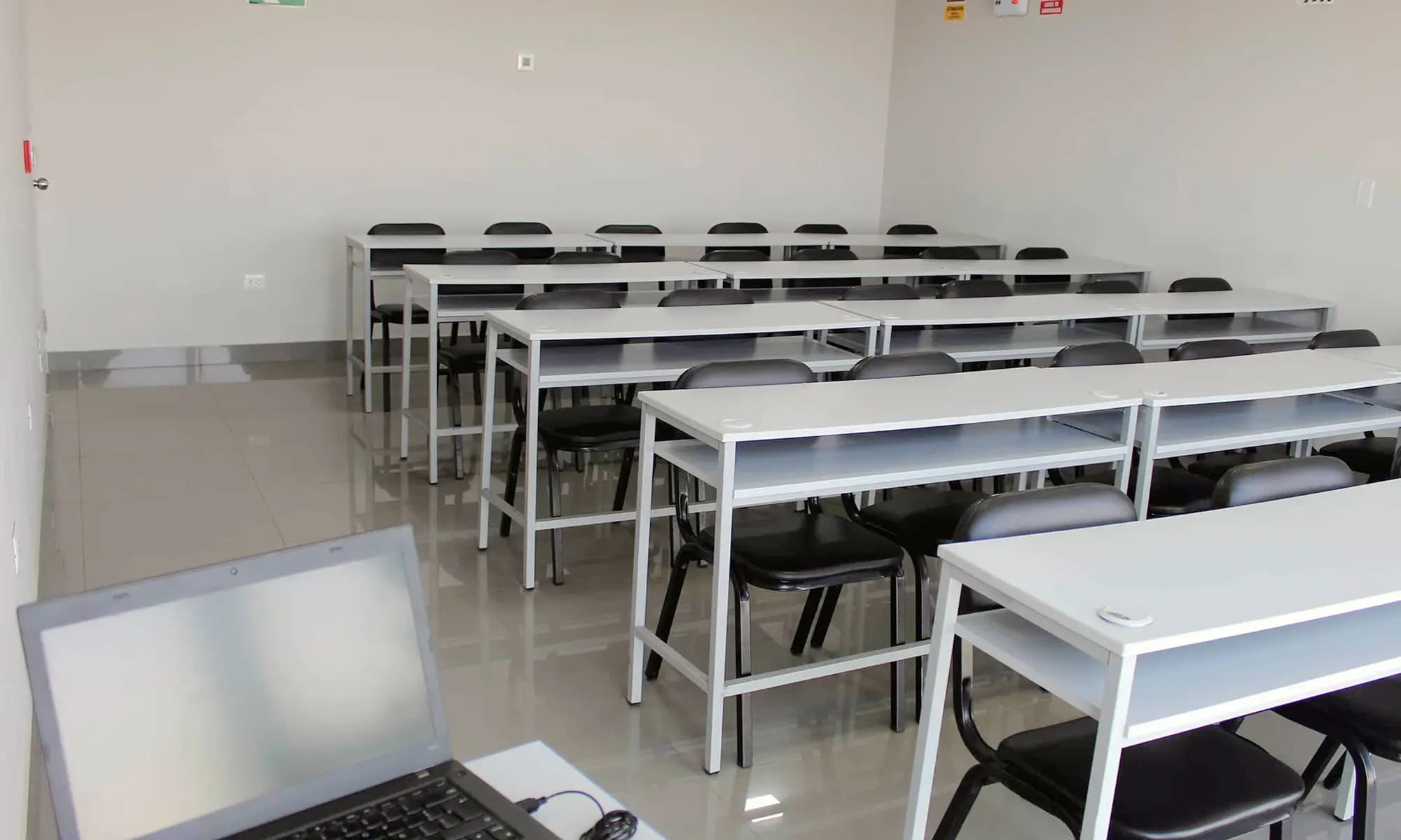 Auditorio con iluminación ambiental y pantalla encendida