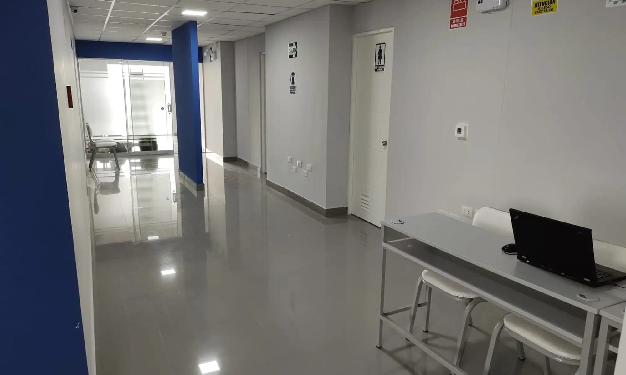 Pizarra blanca con accesorios en el auditorio
