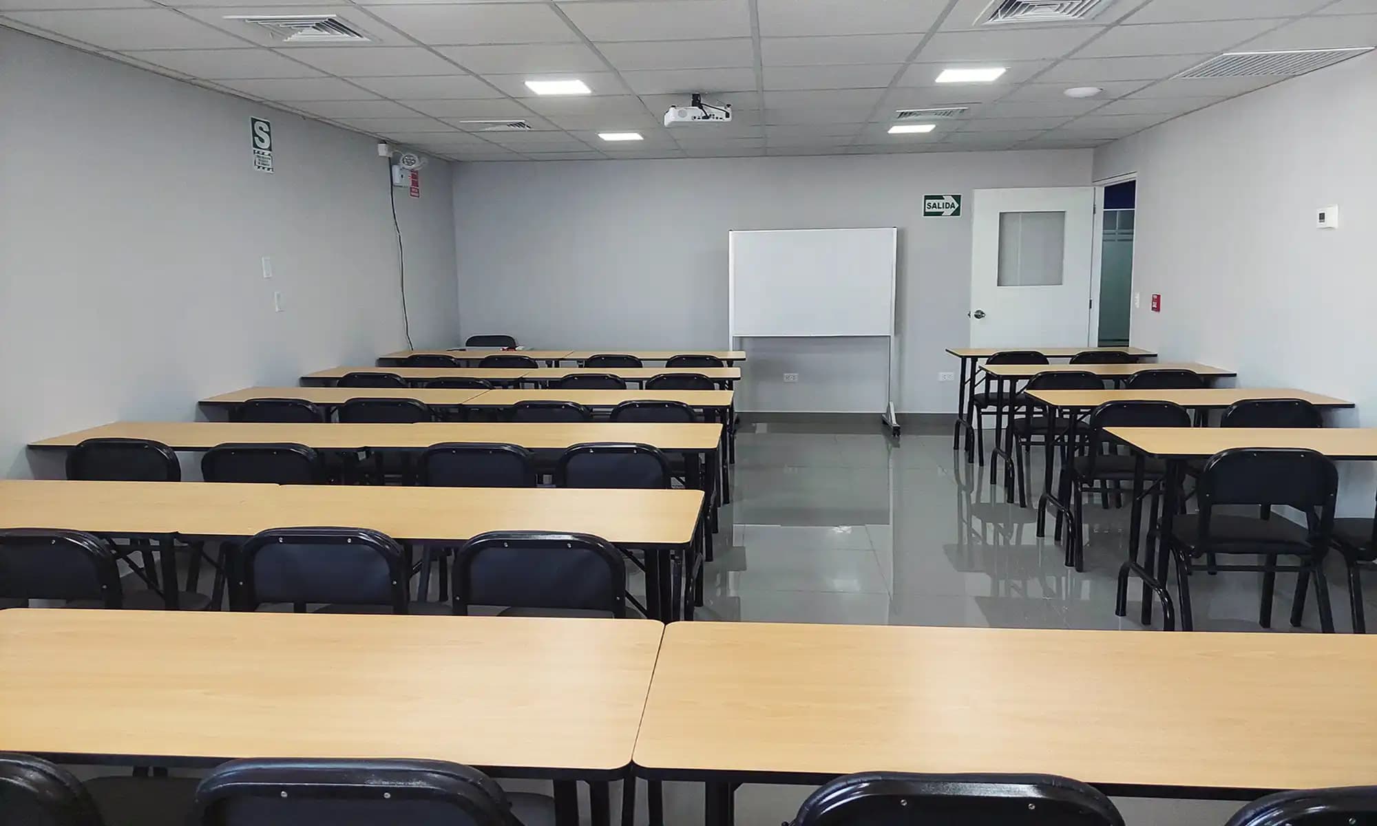 Vista lateral del auditorio mostrando el equipo tecnológico
