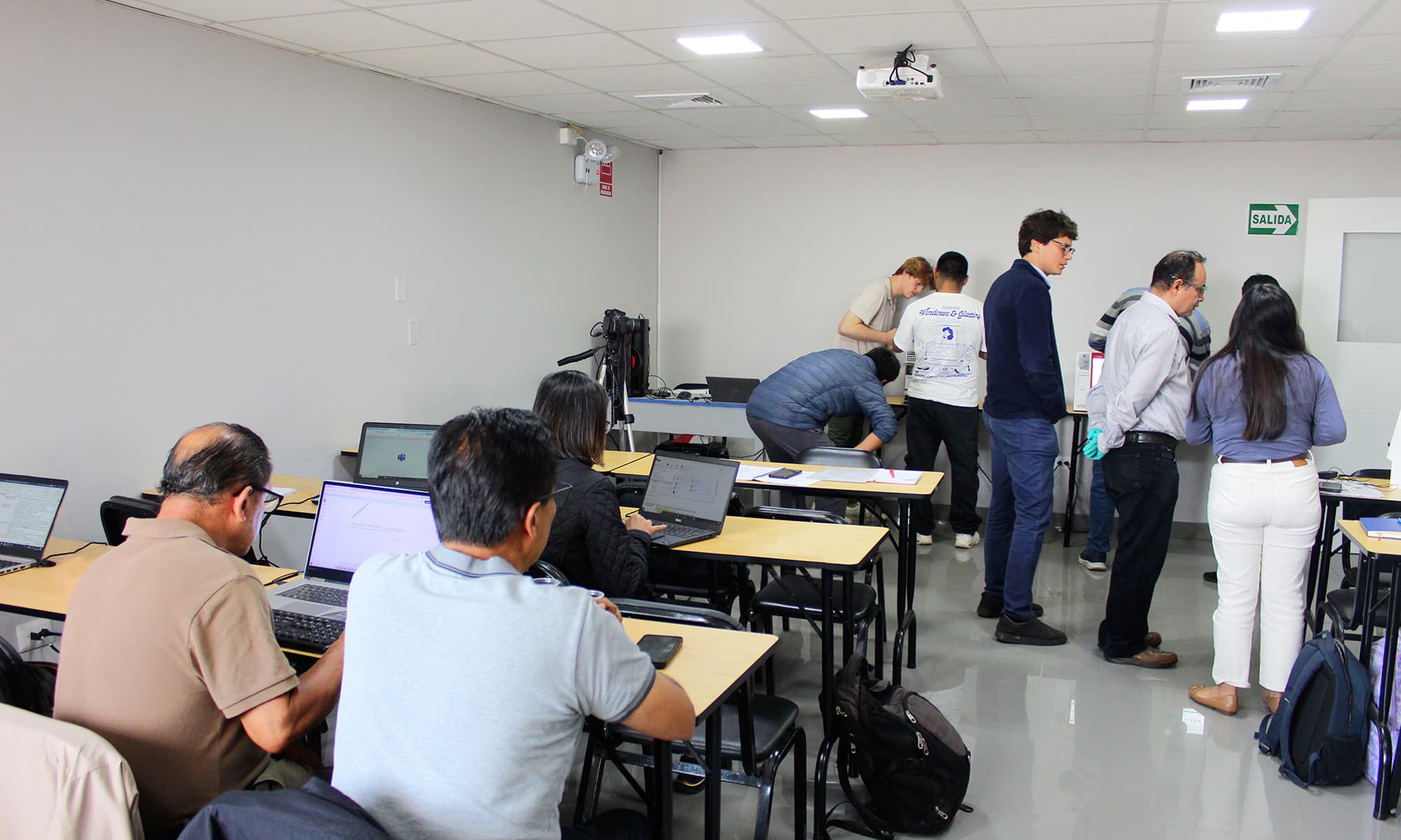 Área común para coffee break junto al auditorio
