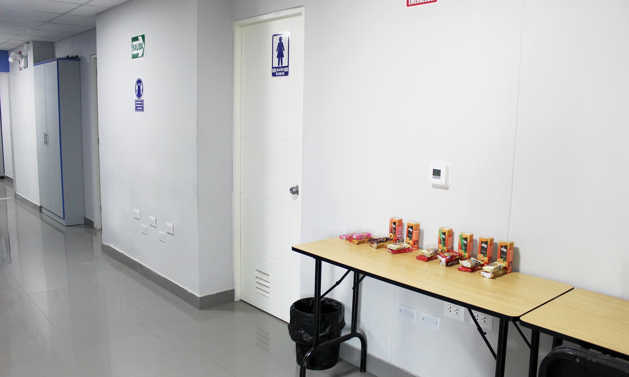 Pizarra blanca con accesorios en el auditorio