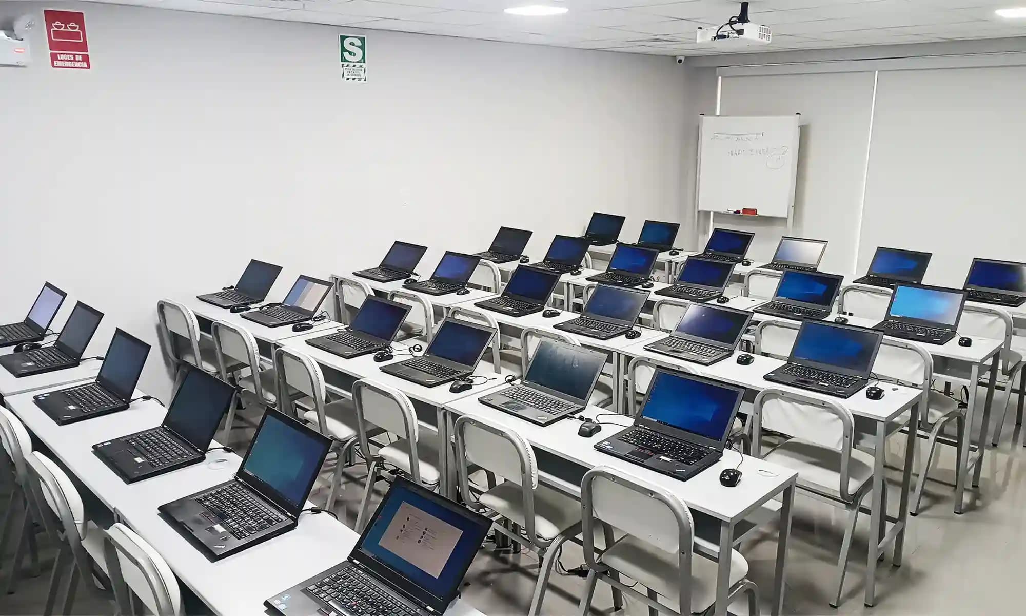Área común para coffee break junto al auditorio