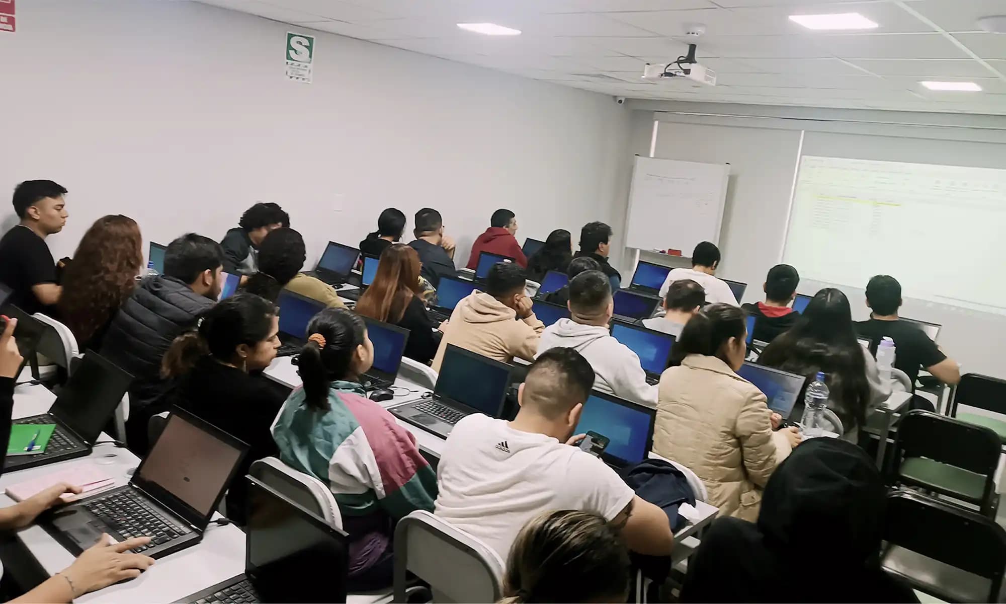Vista general del auditorio en uso durante una presentación
