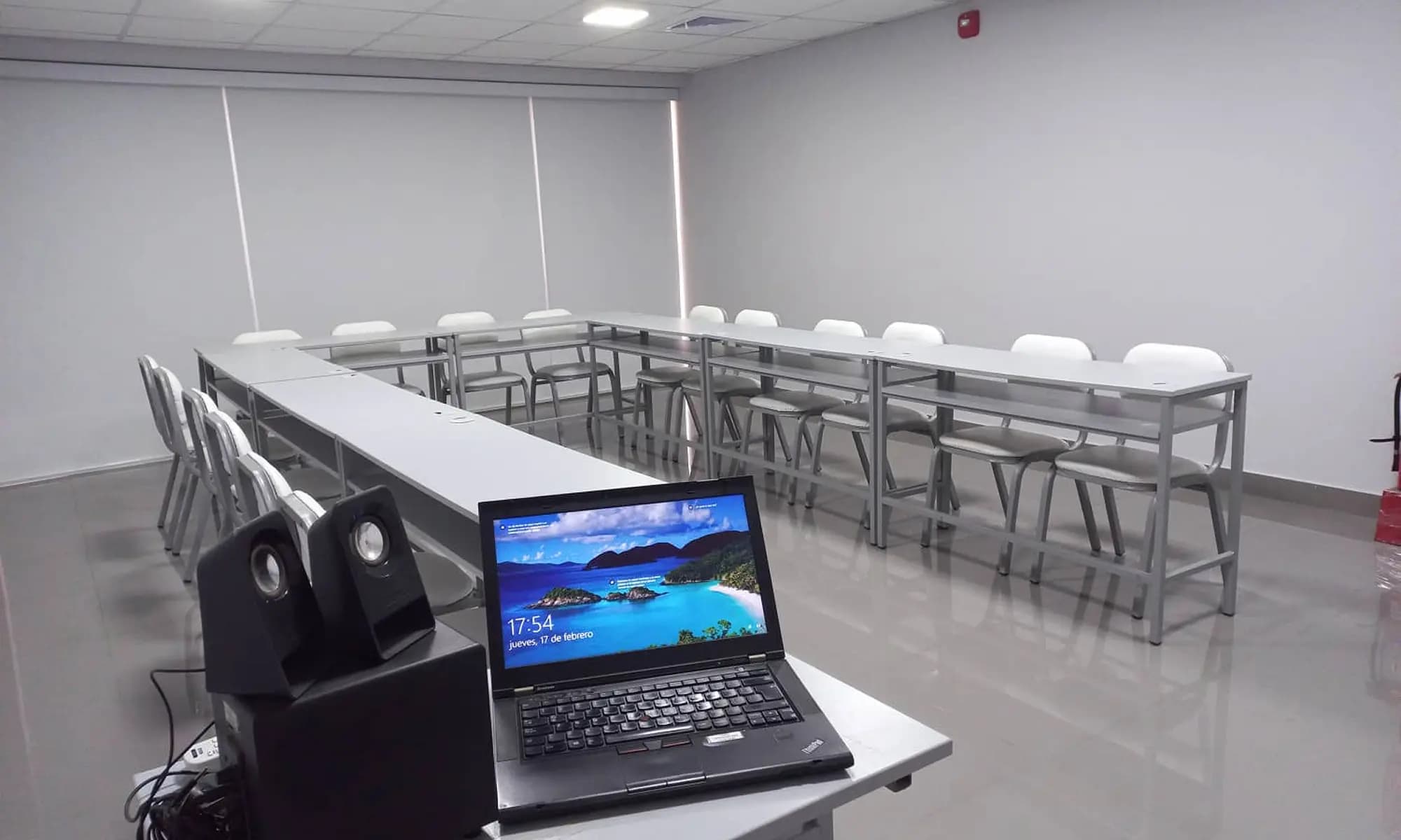 Auditorio con iluminación ambiental y pantalla encendida