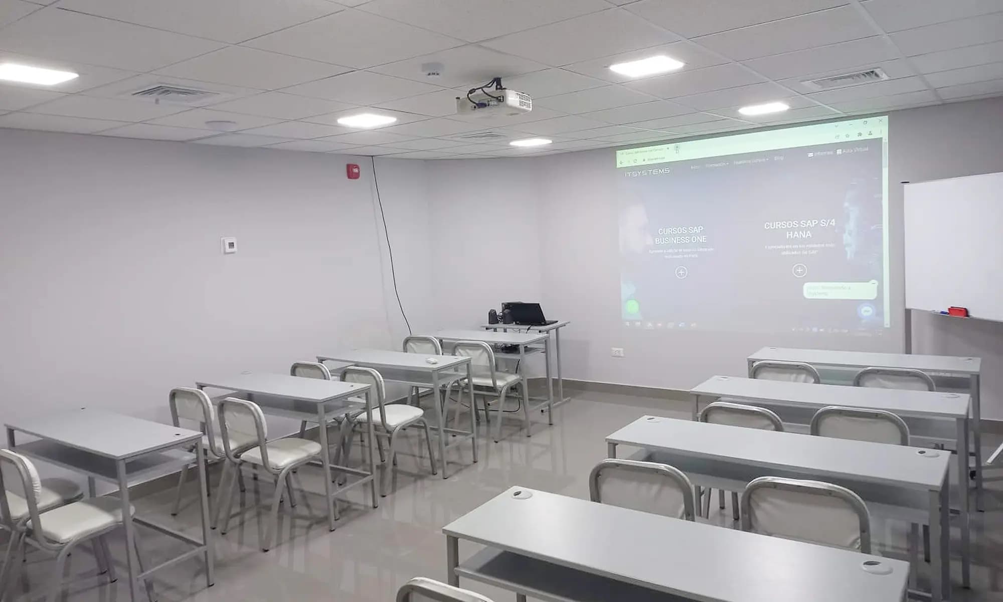 Área común para coffee break junto al auditorio