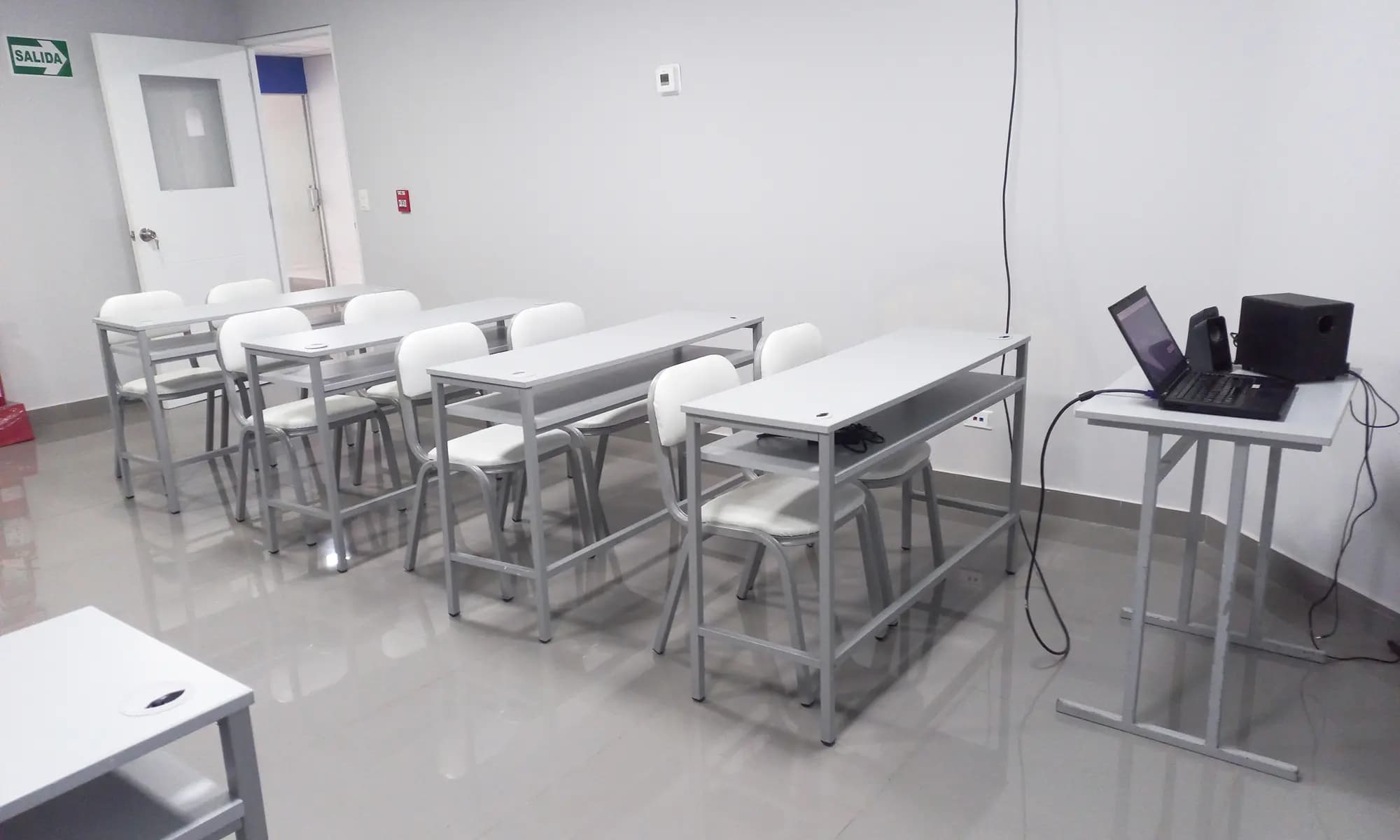 Pizarra blanca con accesorios en el auditorio